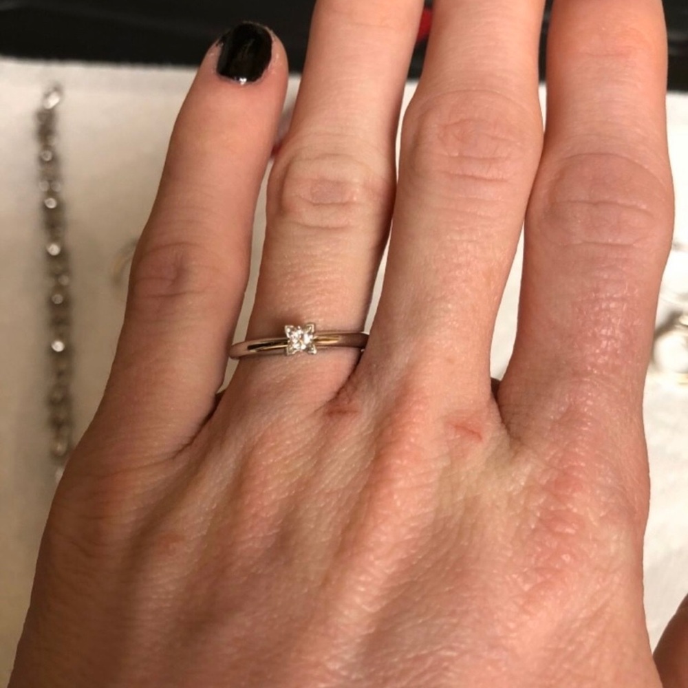 Single stone diamond engagement ring. Size 7.